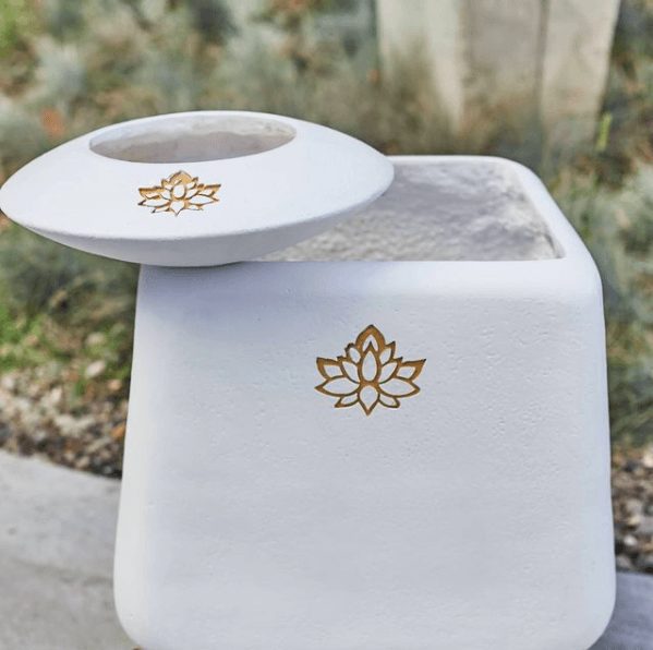 Ghivece albe din lut cu ornament lotus auriu, lucrate manual Sparkle Stone