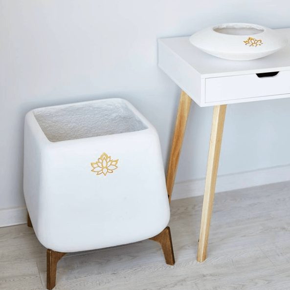 Ghiveci alb din lut cu lotus auriu pe suport de lemn Sparkle Stone