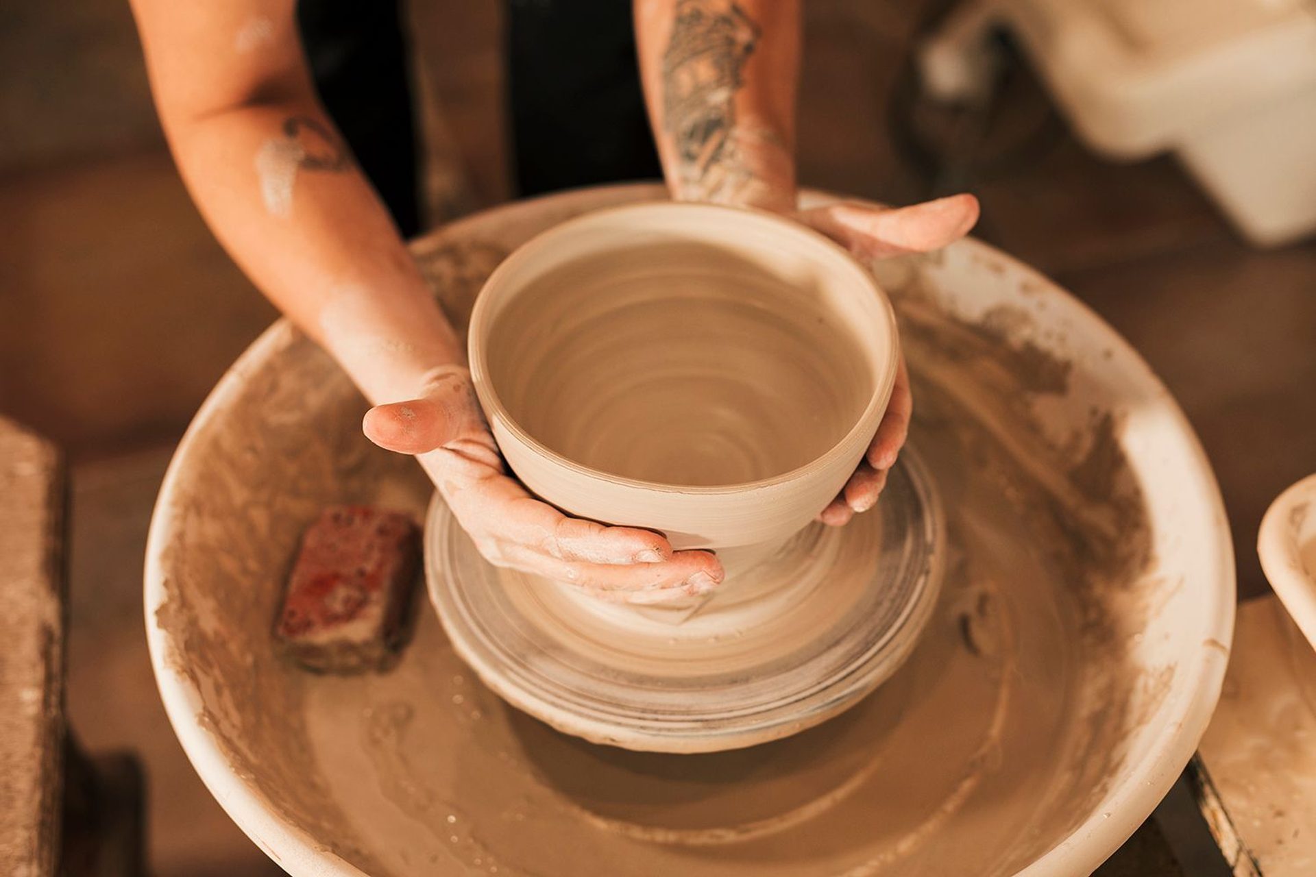 Meșter olar modelând lut pe roata olarului — produsele Sparkle Stone sunt lucrate manual