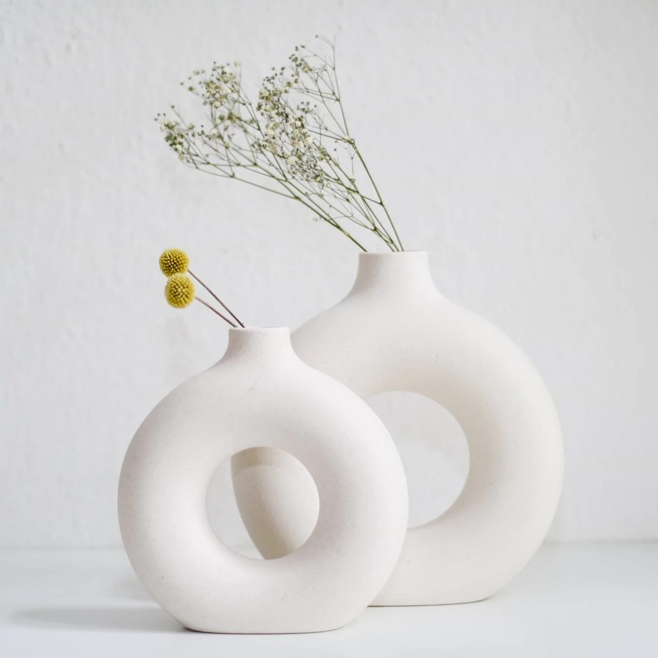 Vaze albe din ceramică lucrate manual Sparkle Stone, design donut minimalist
